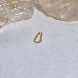 Argola triângulo dourado P
