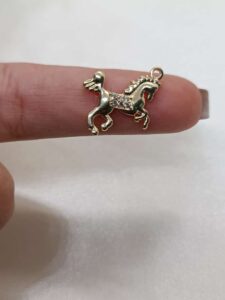 Cavalo com argola dourado cravejado em micro zircônias