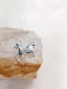 Cavalo com argola cravejado em micro zircônias prateado