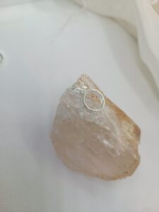 Moldura mini círculo P vazado (prateado)