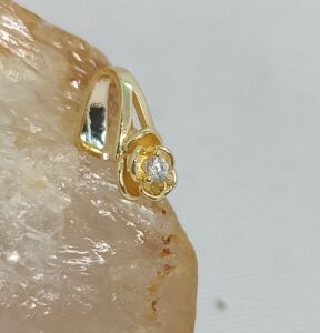 Base para pingente flor/rosa com zircônia dourado