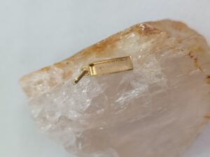 Moldura Mini retângulo prata 925 banhada à ouro - Com fundo