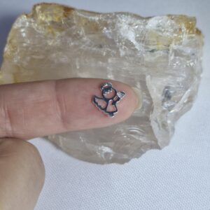 Anjo segurando coração prateado