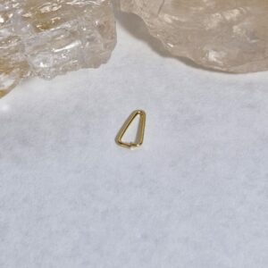 Argola triângulo dourado P