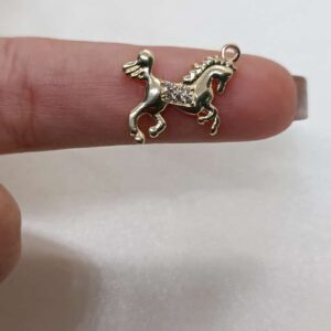 Cavalo com argola dourado cravejado em micro zircônias