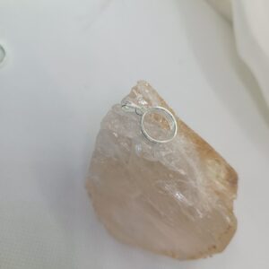Moldura mini círculo P vazado (prateado)