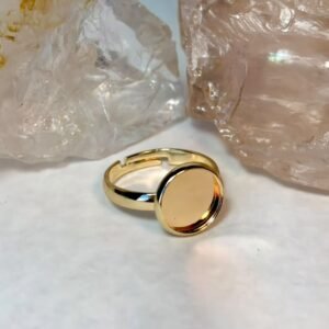 Anel com moldura metal banhada à ouro