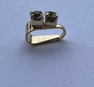 Contra argola com strass dourado